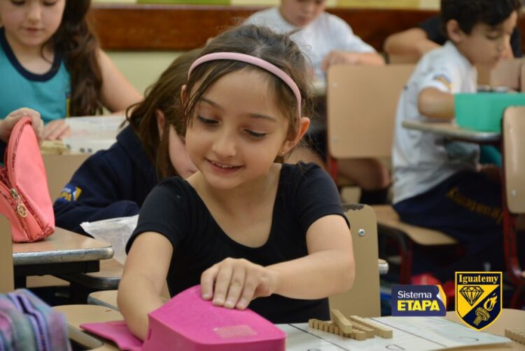 Aluna do Ensino Fundamental em atividade escolar