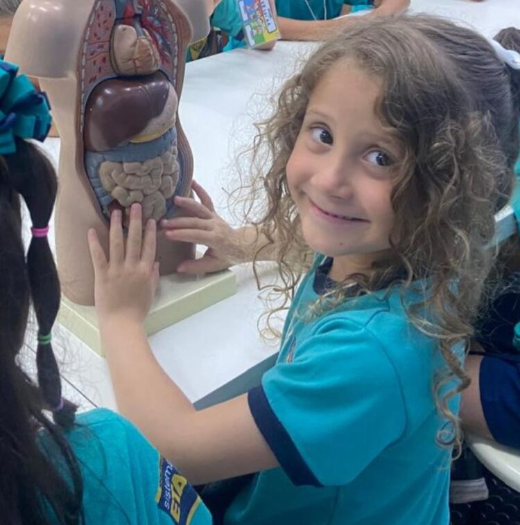 Aluna aprendendo em atividade de Biologia