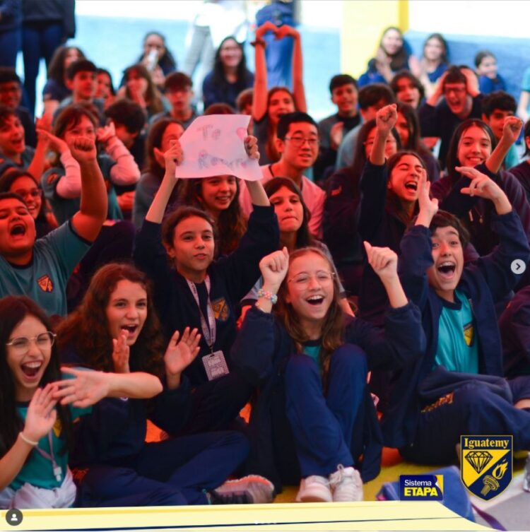 Alunos vibrando durante sarau no Colégio Iguatemy