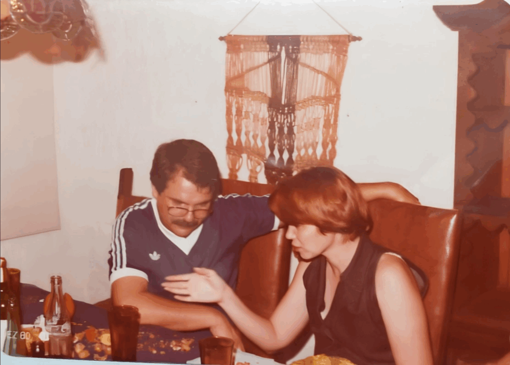 Rosa Arquer Thomé e seu irmão Juan Arquer Rubio conversam em um momento decisivo entre os anos 1970 e 1980, quando começava a nascer a ideia do que se tornaria o Colégio Iguatemy.