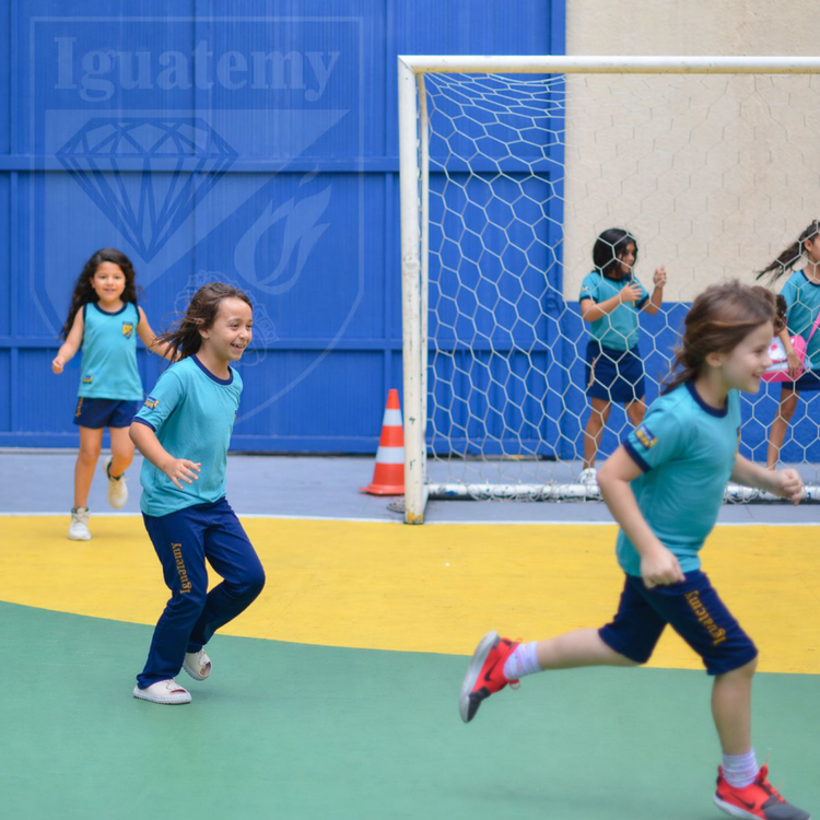 Crianças correndo e brincando no Colégio Iguatemy