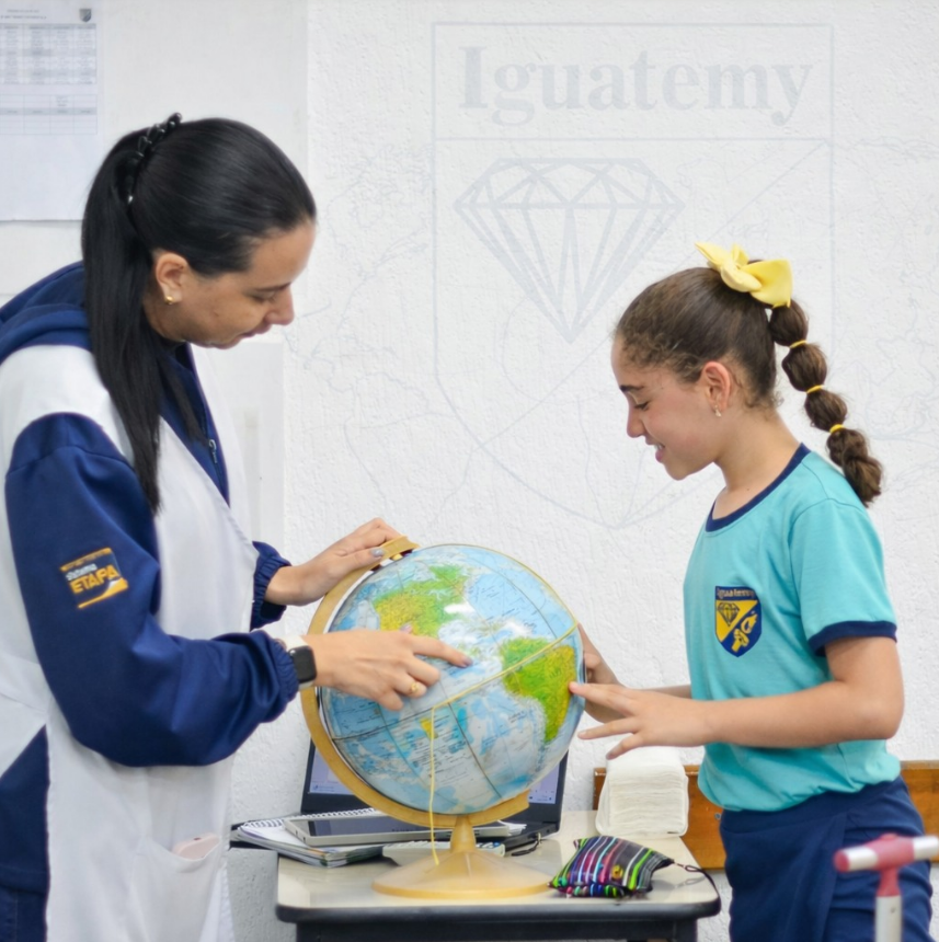 Professora acompanhando a aprendizagem de aluno